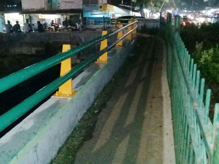  Enam Jembatan Penyeberangan di Kali Item Kemayoran Dicat 