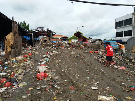 Gunungan Sampah di TPS Pasar Minggu Dibersihkan