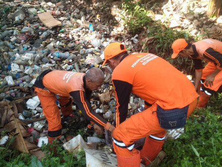 Pasukan Oranye Kelurahan Bintaro Bersihkan Saluran di Dua Lokasi Berbeda 