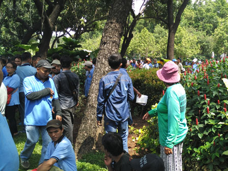 Pendemo Rusak Taman Depan Balai Kota DKI