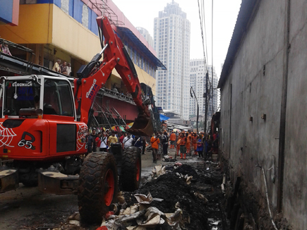  Kerahkan Alat Berat Kuras Saluran Di Kebayoran Lama Utara