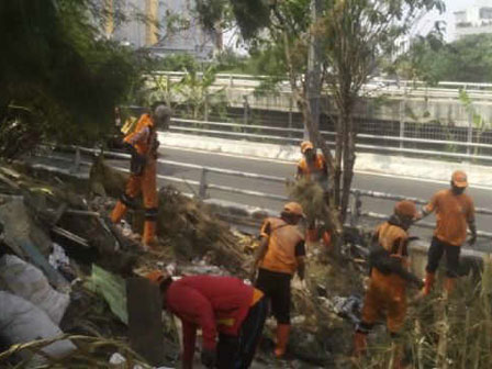 Satpol PP Bongkar Kamar Mesum di Kolong Tol Jelambar Baru 