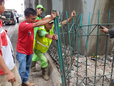 Pagar Rusak di FO Slipi di Ganti dan di Las 