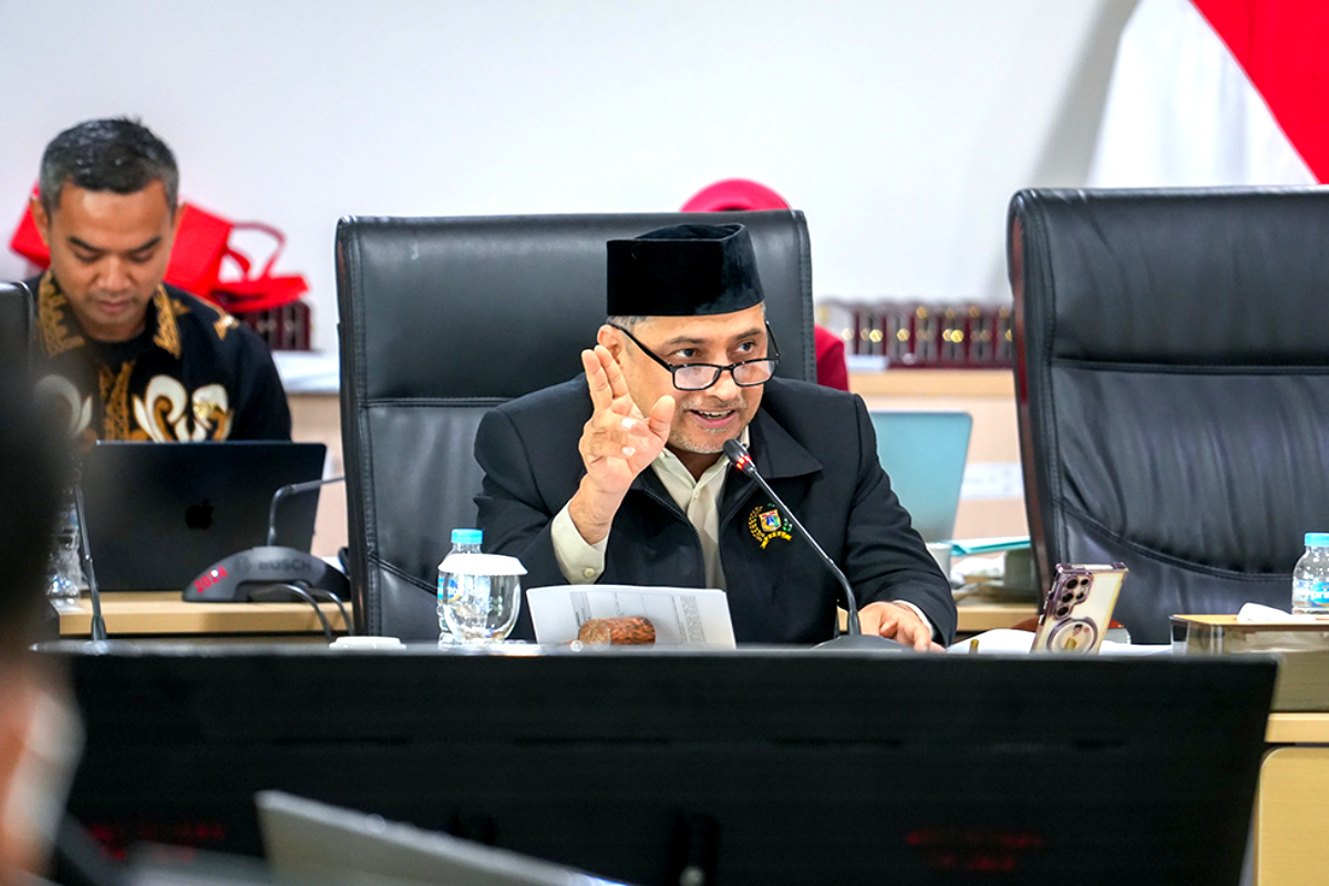 Ketua Bapemperda Abdul Aziz memberikan penjelasan saat rapat