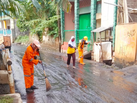  PPSU Bersihkan Sampah dan Lumpur Sisa Genangan di Rambutan 