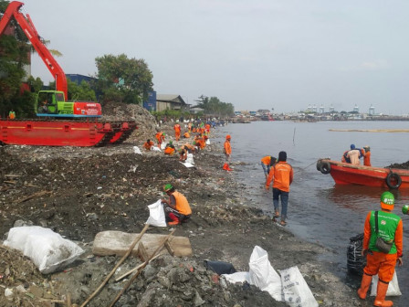 Pemprov DKI Gelar Grebek Sampah di Pesisir Teluk Jakarta