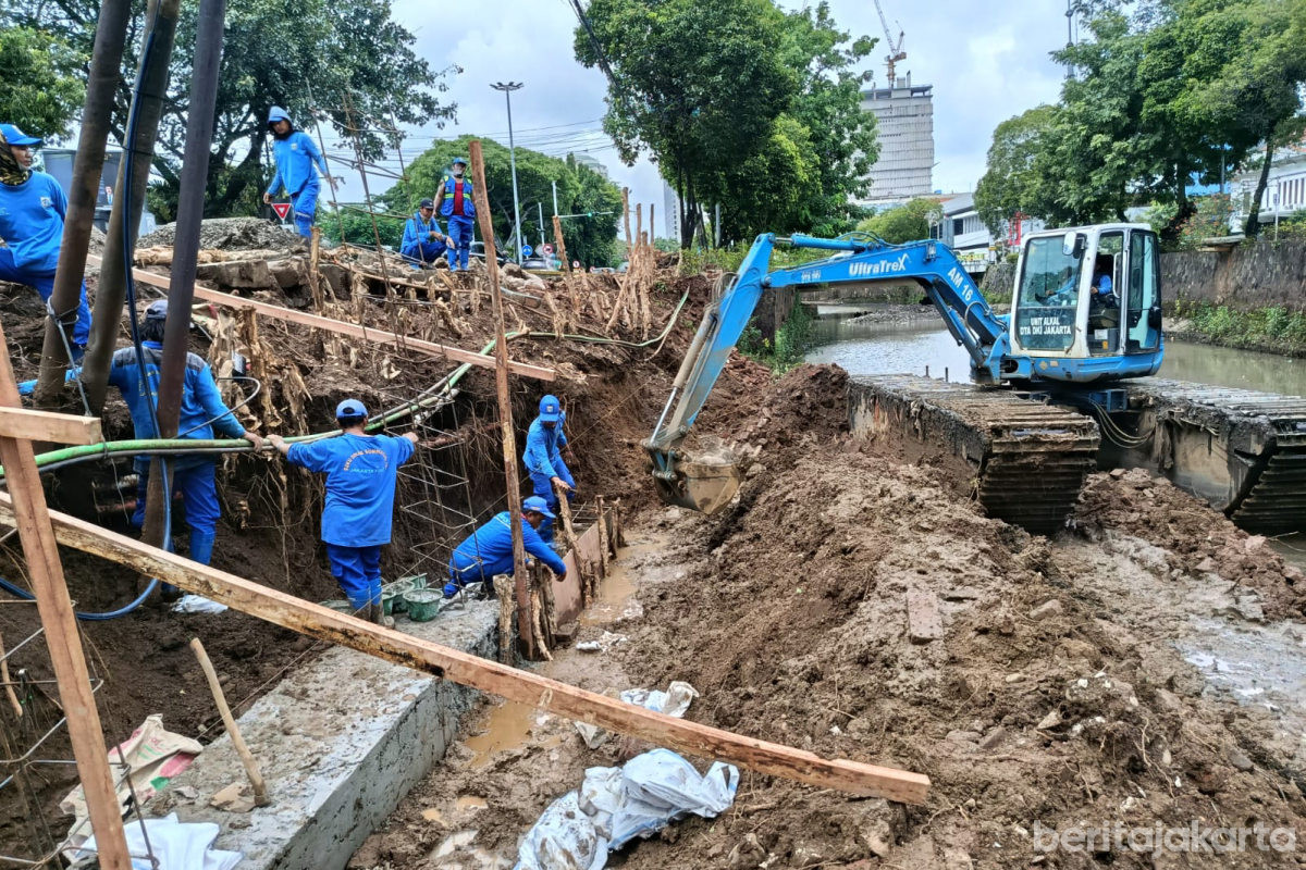Sudin SDA Jakpus Perbaiki Turap Anak Kali Ciliwung Longsor 