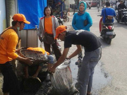 Saluran di Jl Warakas III Dibersihkan 