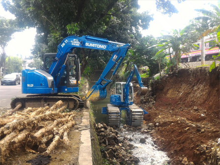 Dua Eskavator Mini Dikerahkan Sudin SDA Keruk Longsoran Tanah dan Batu di Kali Bintaro Utara