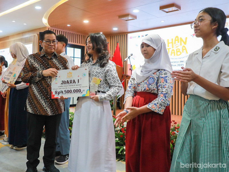 Pramono menyerahkan hadiah kepada pemenang lomba Hanjaba 2025