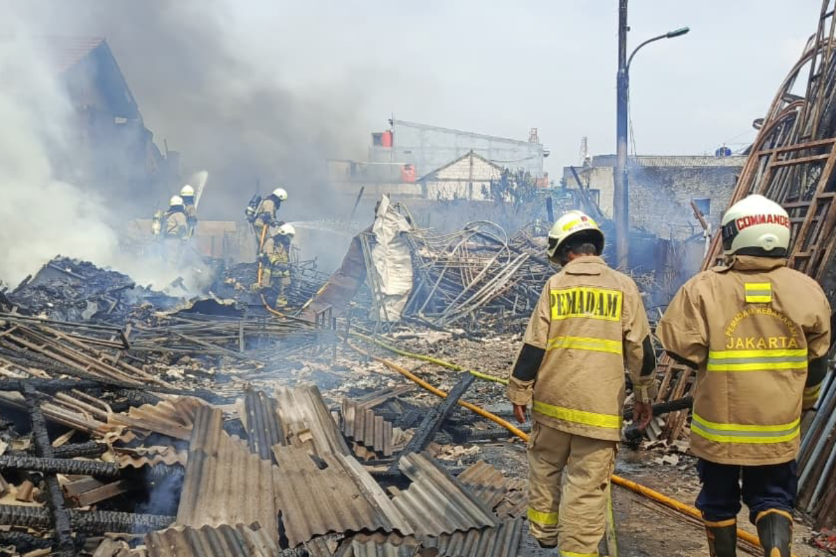 Proses pemadaman api di lokasi kebakaran Jalan Udayana RT 02/03, Kelurahan Kebon Pala