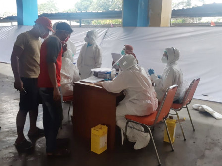 Ratusan Warga di Kelurahan Karet Tengsin Ikuti Rapid Test Covid-19