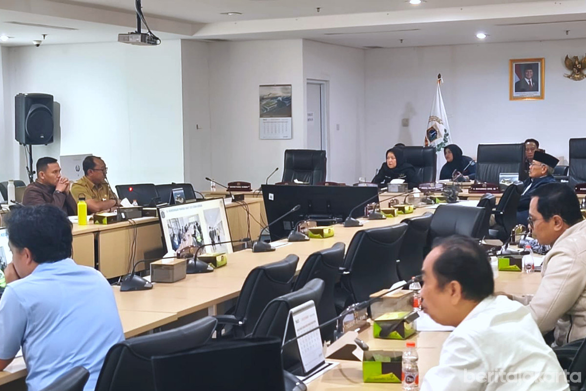 Komisi D rapat kerja bersama Dinas Lingkungan Hidup di Gedung DPRD DKI Jakarta
