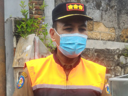  150 Petugas Satpol PP Jaksel Disiagakan Bantu Warga Korban Banjir 