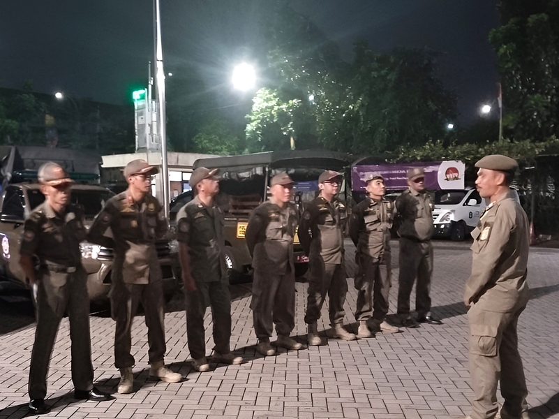 Satpol PP Jaktim Tingkatkan Pengawasan Kawasan Pinggir Rel KA