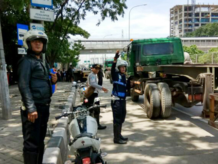 Parkir Liar, Belasan Truk Kontainer di Sepanjang Jl RE Martadinata Ditertibkan