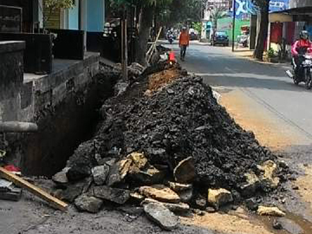 Lumpur Hasil Pengerukan Meluber di Jalan Tanah Merdeka