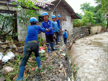 Bronjong Sepanjang 30 Meter Dipasang di Cipinang Muara