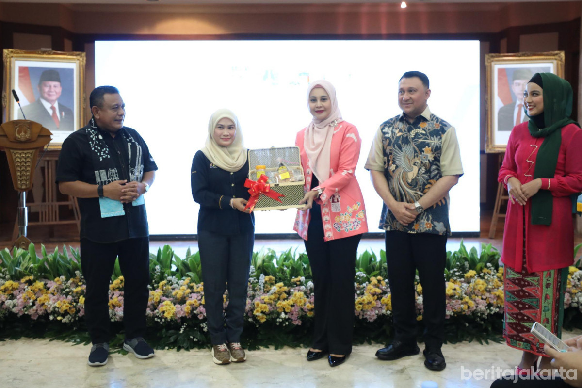 Serah Terima cendera mata Pemkot Jakut dengan Delegasi Majlis Perbandaran Hang Tuah Jaya Malaysia