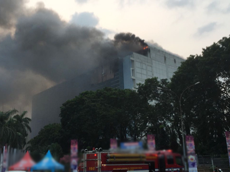 Gedung Pusat Niaga PRJ Kebakaran, Petugas Lakukan Pemadaman