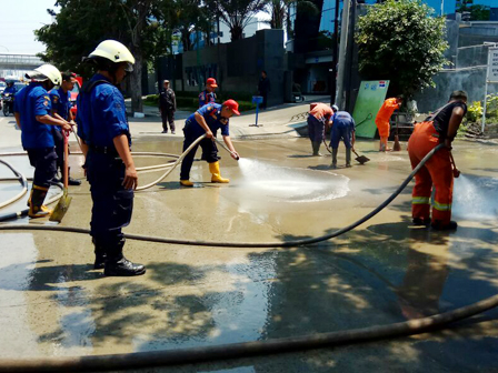 Ceceran Tanah dan Debu di Jl Yos Sudarso Dibersihkan