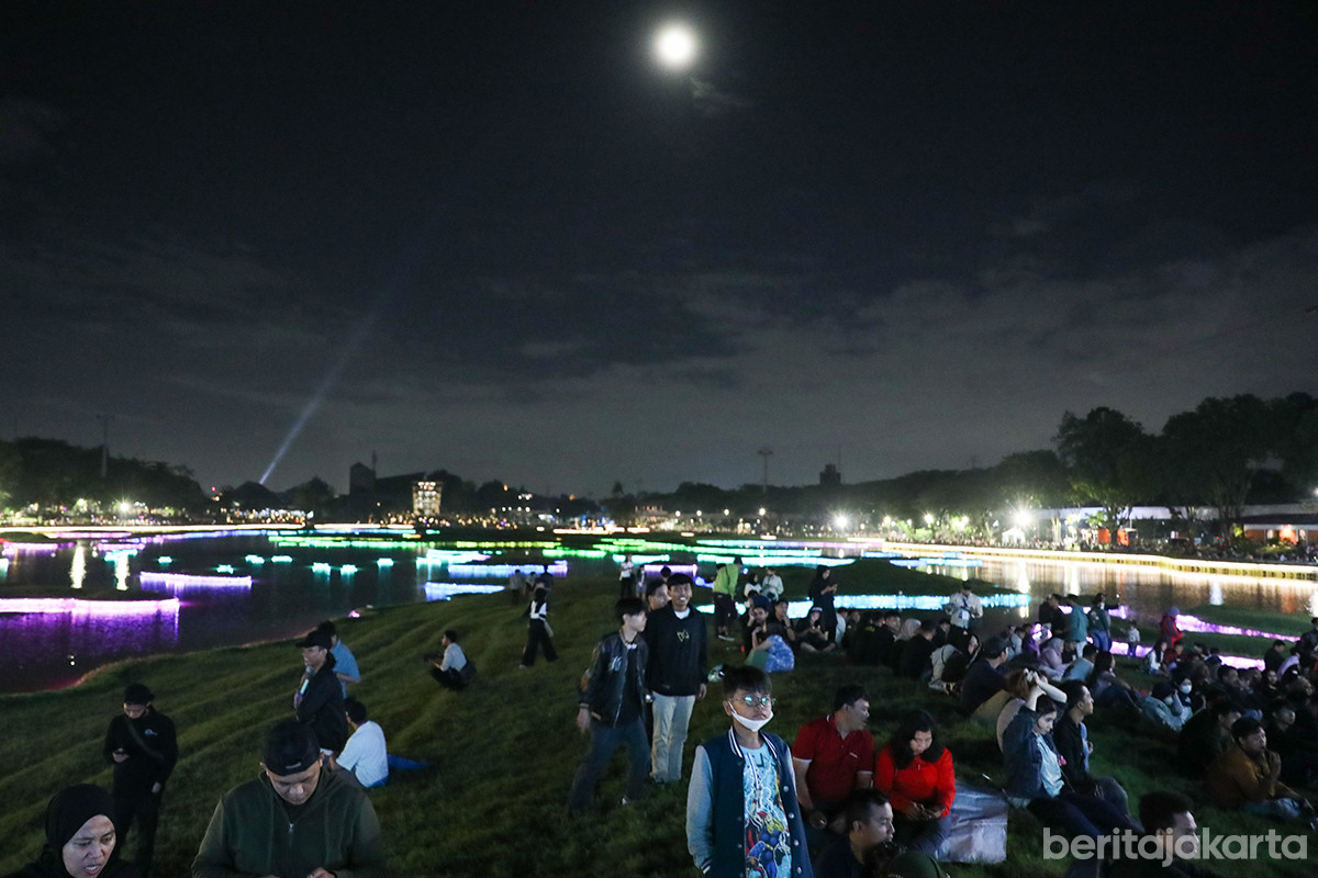 Penyalaan 1.000 lilin warnai malam pergantian tahun di TMII
