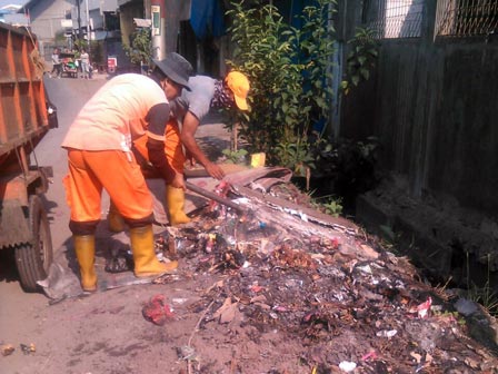 Sampah di LPS Liar Jl Raya Tugu Dibersihkan 