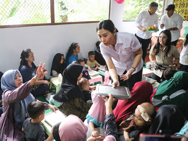 https://multimedia.beritajakarta.id/photo/2014_508c75c8507a2ae5223dfd2faeb98122/Pembagian Makanan Bergizi di Susukan Dimonitoring Dua Wamen