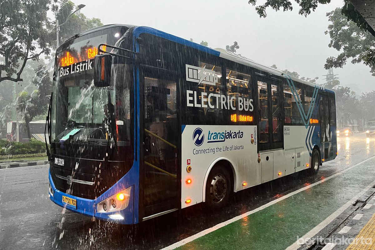 Transjakarta lakukan penyesuaian operasional layanan imbas genangan