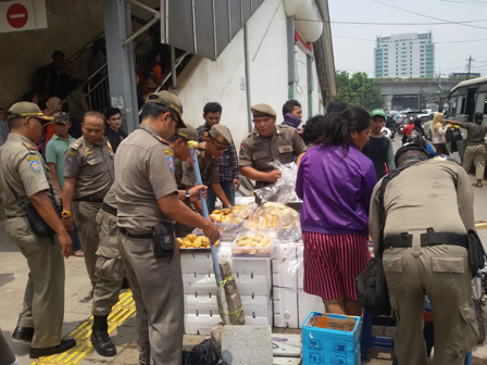 Lapak dan Gerobak di Kawasan Tanah Abang Kembali di Tertibkan