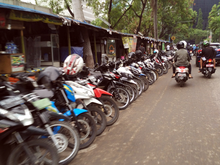 Trotoar di Jalan Kuningan Madya Raya di Kuasai PKL 