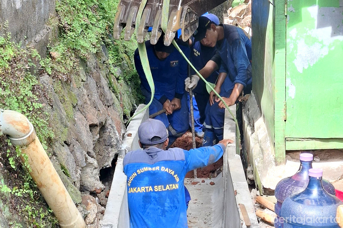 Proses pemasangan beton u-ditch pada saluran air di Jalan Birah IV