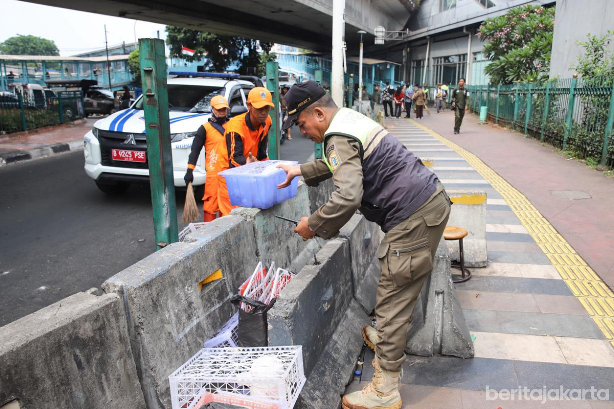 https://multimedia.beritajakarta.id/photo/2014_508c75c8507a2ae5223dfd2faeb98122/Petugas Gabungan Tertibkan Parkir Liar di Jalan Jati Baru 