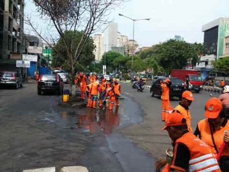 Cegah Genangan Air, 30 PPSU Bersihkan Ruas Mangga Besar Raya