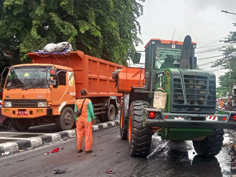  LH Jakpus Angkut Sisa Sampah Pasca Kebakaran Kemayoran Gempol