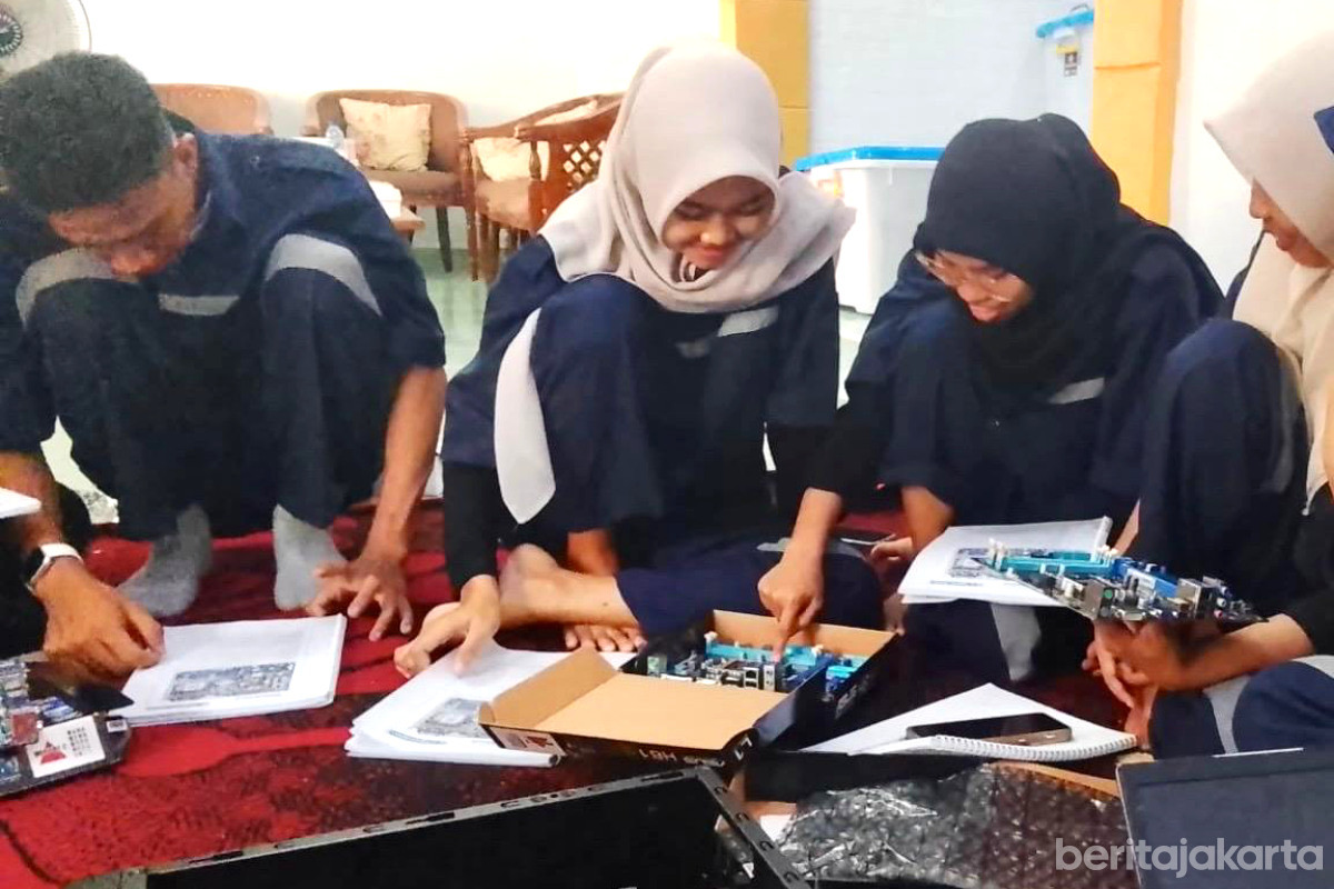https://multimedia.beritajakarta.id/photo/2014_508c75c8507a2ae5223dfd2faeb98122/Pelatihan Teknisi Komputer di Pulau Pramuka 