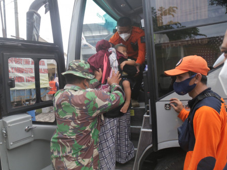 Satgas Kolaborasi Tanggap Bencana DKI Pindahkan Penyintas Erupsi Semeru ke Tempat Pengungsian Baru 