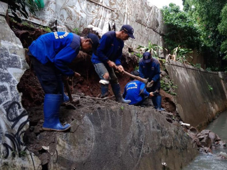 Satpel SDA Kebayoran Baru Perbaiki Turap di Saluran PHB Asem