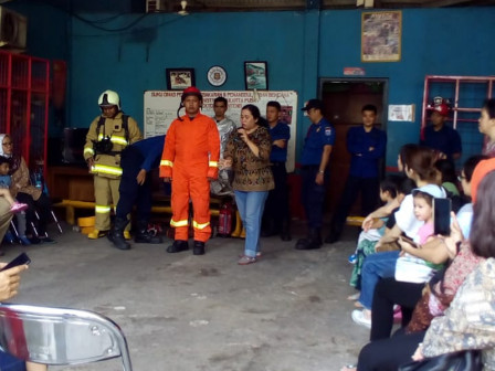 35 Orang Rombongan TK Discovery Center Menteng Diberikan Pengenalan Profesi Pemadam Kebakaran