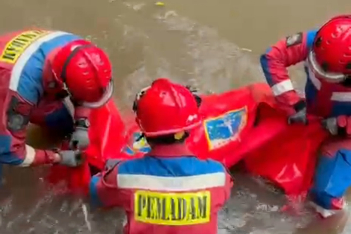 Petugas Gulkarmat Evakuasi Jenazah Hanyut di Kali Baru 
