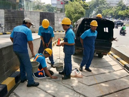 Manhole Jaringan Perpipaan Air Limbah di Jalan Casablanca dibersihkan