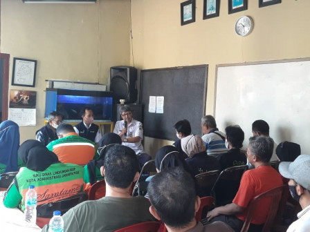 Sudin LH Jakpus Lakukan Sosialisasi Pembentukan Bank Sampah di Kelurahan Cempaka Baru 