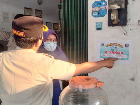Petugas Gabungan Pasang Stiker 