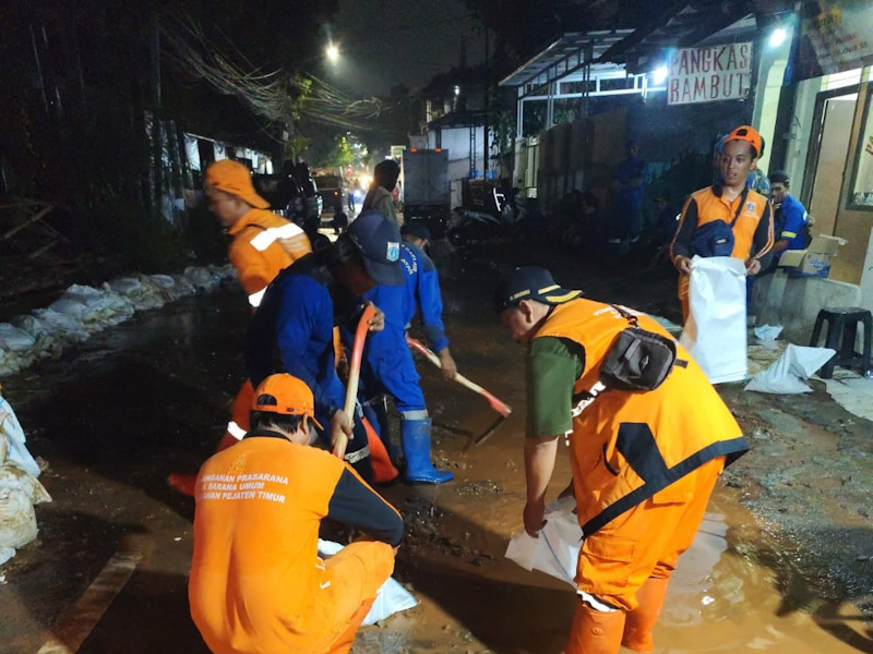  50 Personel Gabungan Tangani Tembok Roboh di Pejaten Timur 