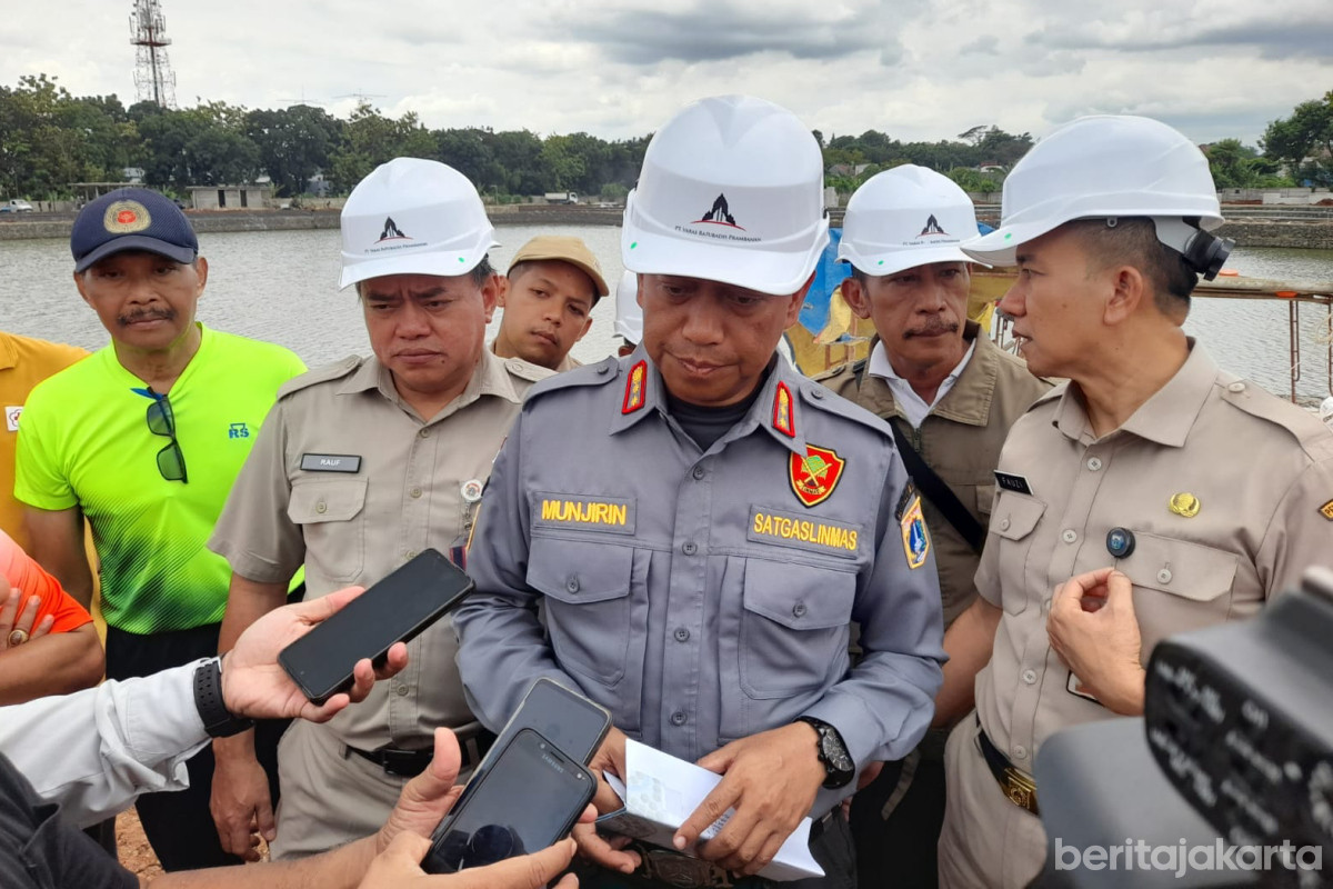 Wali Kota Jakarta Timur, Munjirin memberikan keterangan kepada media