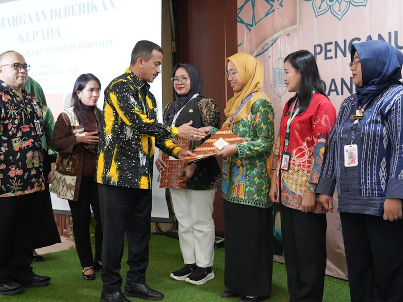 Pemkot Jaksel Berikan Penghargaan Tenaga Medis dan Kesehatan Teladan 
