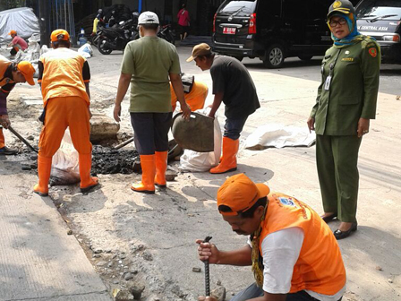 Saluran Di Duren Tiga Dikeruk Petugas PPSU