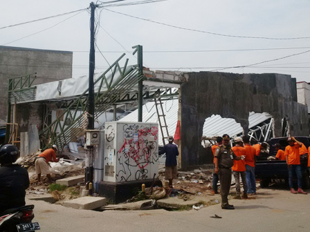  Bangunan Minimarket Tanpa IMB di Semanan Dibongkar