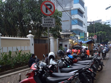  Kawasan Jalan Iskandar Melawai Marak Parkir Liar Sembarangan. 