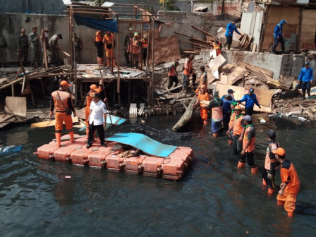 15 Bangunan Liar di Bantaran Kali Item Ditertibkan